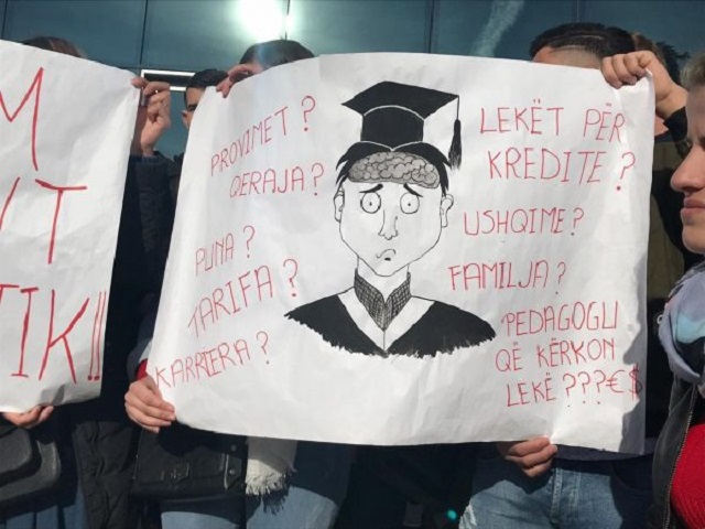 Studentët e Elbasanit: Dilni në shesh, jo në dritare