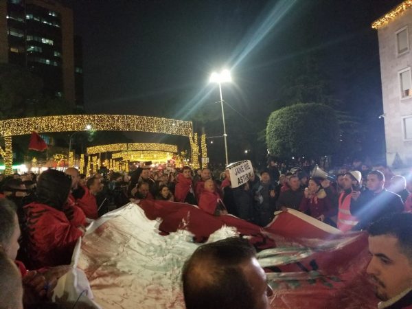 Emigrantët protestë para Kryeministrisë kundër krimit e varfërisë