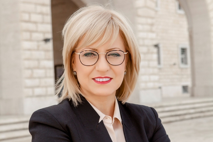 Zbulohet dokumenti/ Ministrja Nikolla, ‘ekselentja’ me mesatare 5.9 në universitet