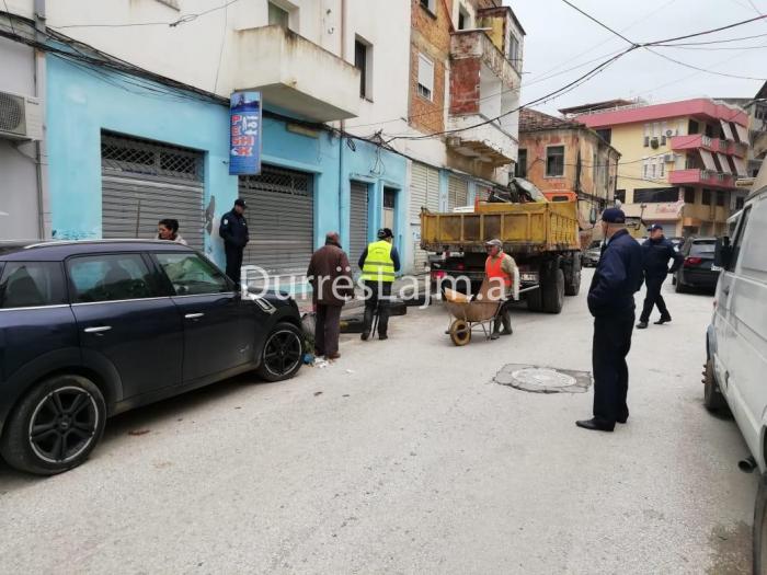 Vazhdon lirimi i hapësirave publike në Durrës të zëna nga banorët e lagjeve (VIDEO+FOTO)