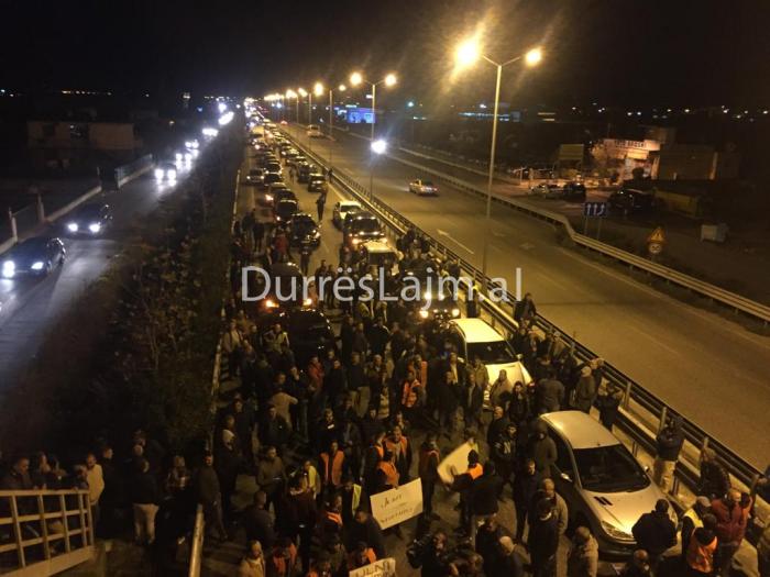 Protestuesit në Kavajë, 4 kërkesa të panegociueshme qeverisë. Bllokojnë autostradën (VIDEO)