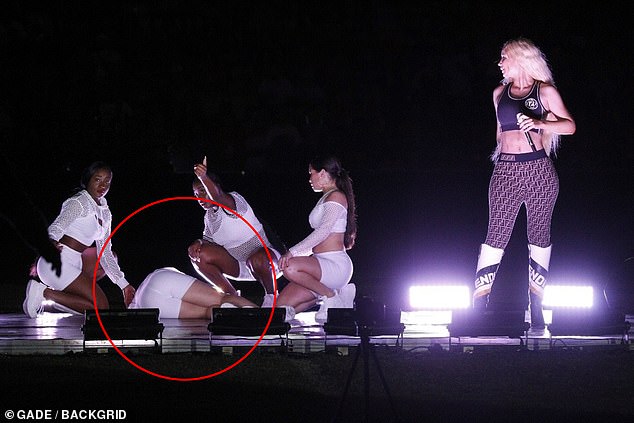 Balerina pëson krizë epilepsie, këngëtarja vazhdon këngën (VIDEO)