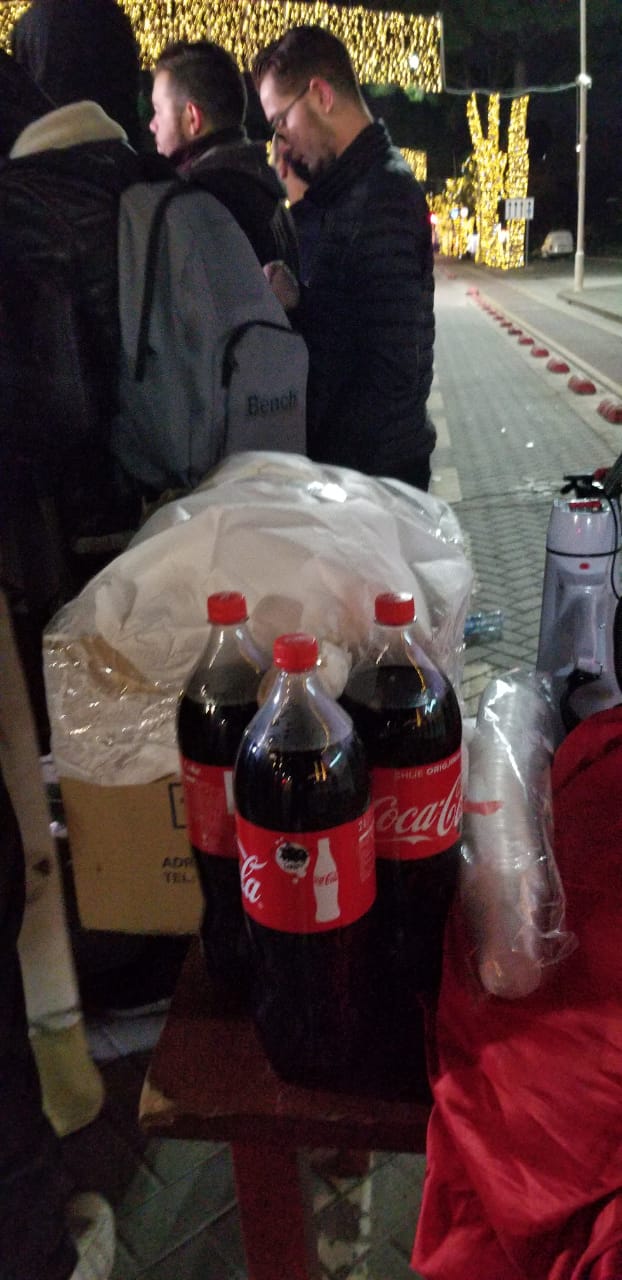 Qytetarët sjellin ushqime e batanije, studenti: S’ikim pa ardhur Rama