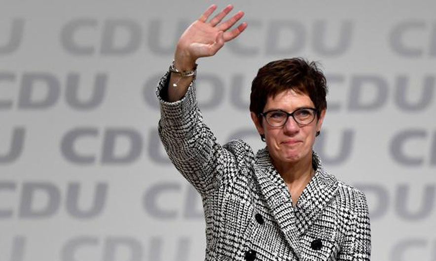 Annegret Kramp-Karrenbauer, pasuese e Merkel në krye të CDU