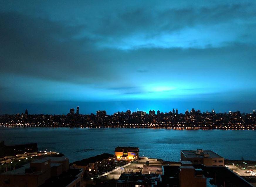 Një dritë blu në qiell gjatë natës, panik tek banorët (FOTO)