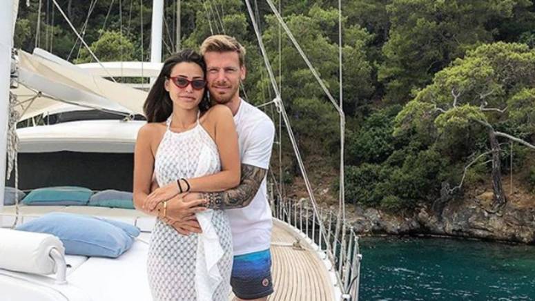 Futbollisti hiqej si i sëmurë, por gruaja i bën… gjëmën