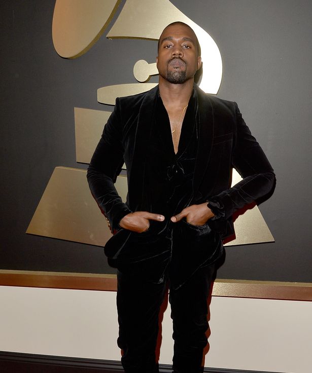 Reperi lyen flokët ngjyrë rozë për Krishtlindje