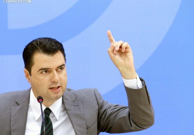 Basha: Paratë e projekteve fasadë që pasurojnë Ramën të investohen në arsim