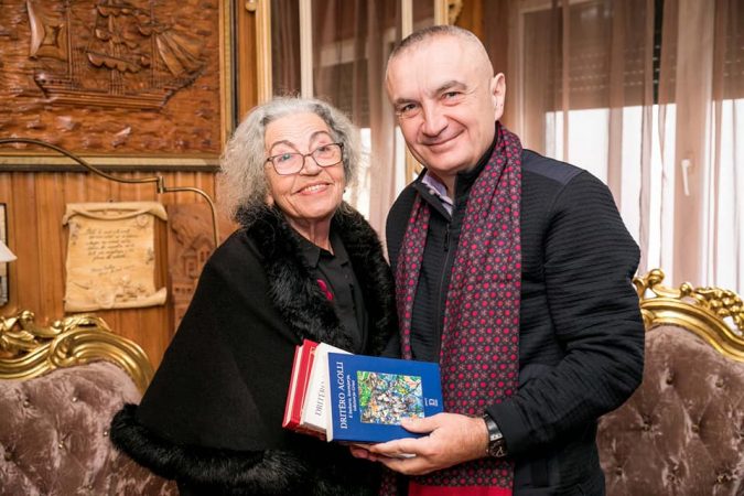 Meta vizitë në shtëpinë e Dritëro Agollit, ja dhuratat që shkëmbyen