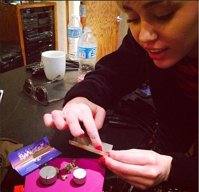 “Mami më bëri të rifilloja drogën”, rrëfimi i këngëtares së njohur