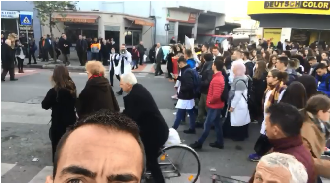 Kapiteni i Teutës lë stërvitjen dhe bashkohet me studentët (VIDEO)