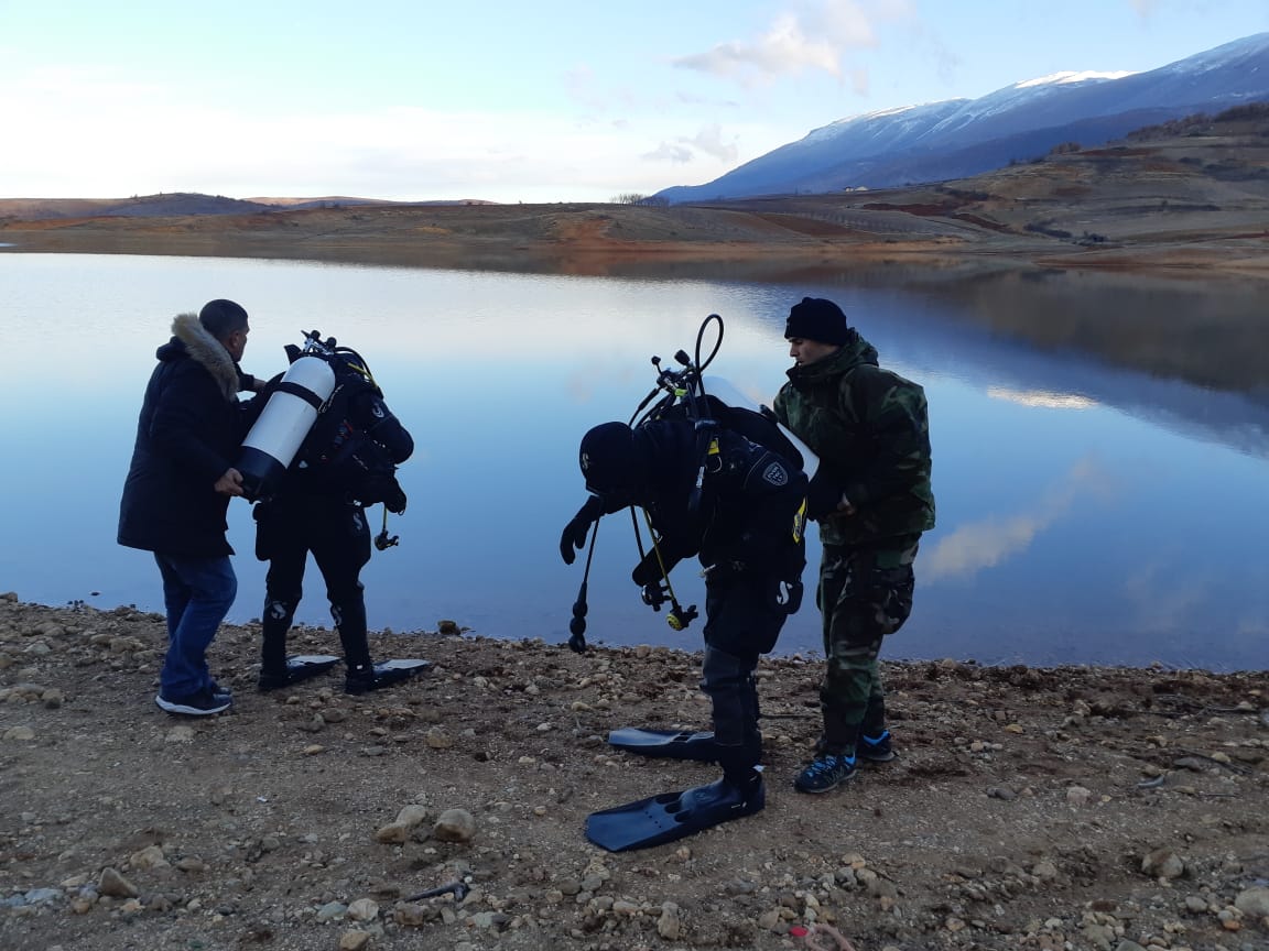 U mbyt në rezervuar, nis operacioni për nxjerrjen e peshkatarit