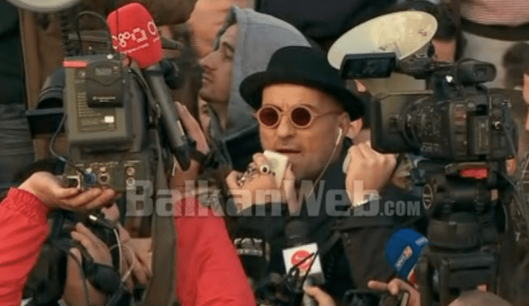 Robert Aliaj mbështet studentët, merr edhe vajzën e tij në protestë