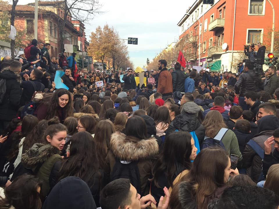 Studentët qëllojnë me vezë godinën e Ministrisë së Arsimit