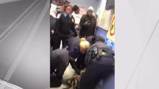 Policia përpiqet t’i shkulë foshnjën nga dora (VIDEO)