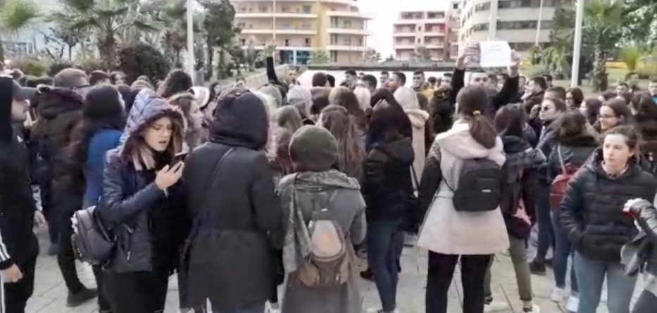 Edhe studentët në Vlorë para rektoratit: Do të qëndrojmë deri në fund