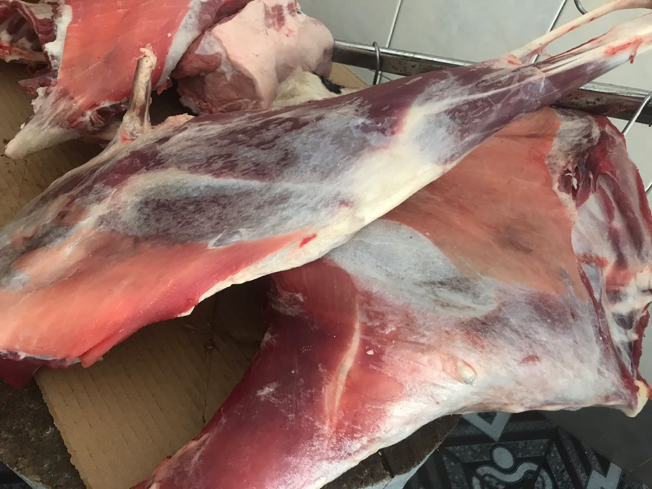 Mish e bulmet pa licencë, gjobitet dhe arrestohet tregtari