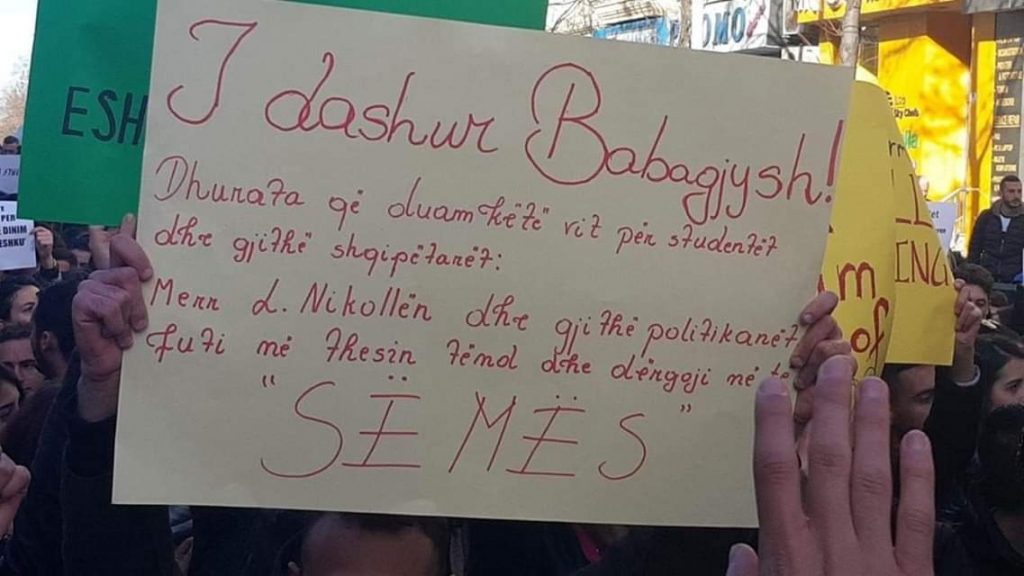 Studentët i shkruajnë Babagjyshit: Lindita Nikollën dhe gjithë politikanët çoji në të sëmës…