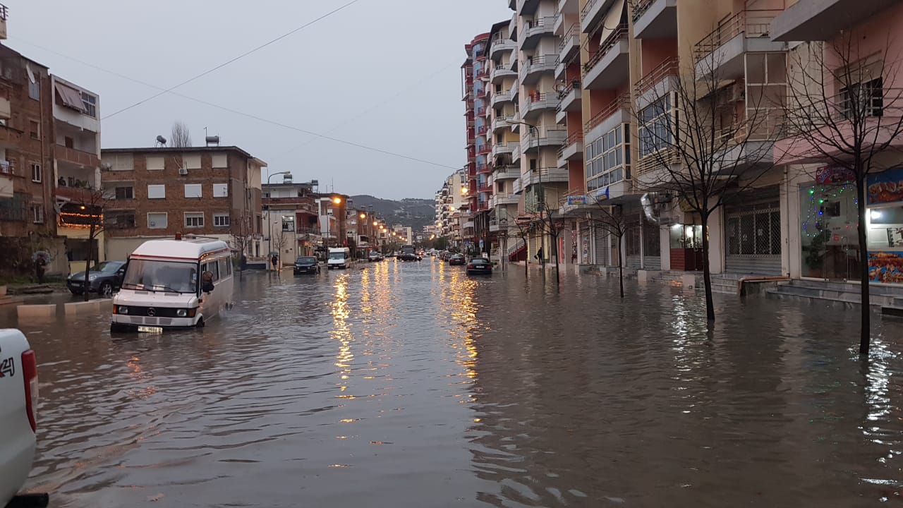 Përmbytet qyteti bregdetar, vonesa në port nga reshjet e dendura