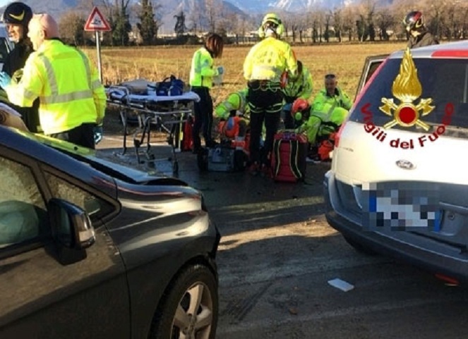 FOTO/ Përplasen makinat e shqiptarëve, një familje në luftë për jetën