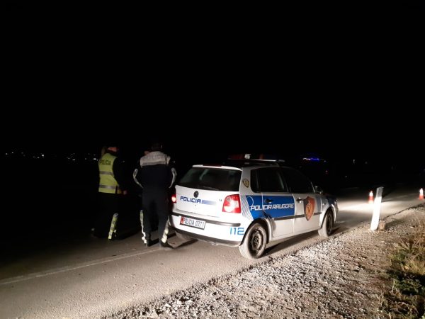 Makina del nga rruga, plagosen rëndë burrë e grua