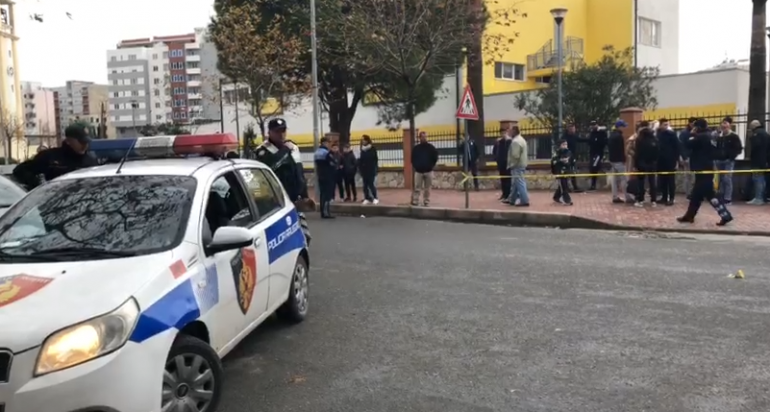 Makina përplas para shkollës nxënësen dhe mësuesen