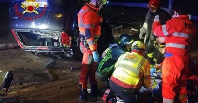 Humb kontrollin e makinës, aksidentohet rëndë shqiptari