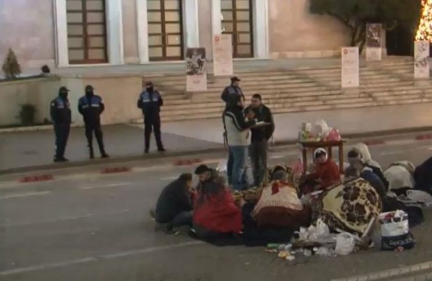 Studentët sfidojnë të ftohtin, kalojnë natën me batanije poshtë Kryeministrisë