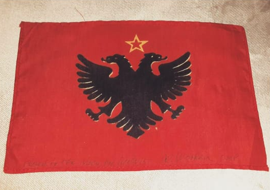 Flamuri shqiptar që shkoi në Hënë me “Apollo 15” (FOTO)