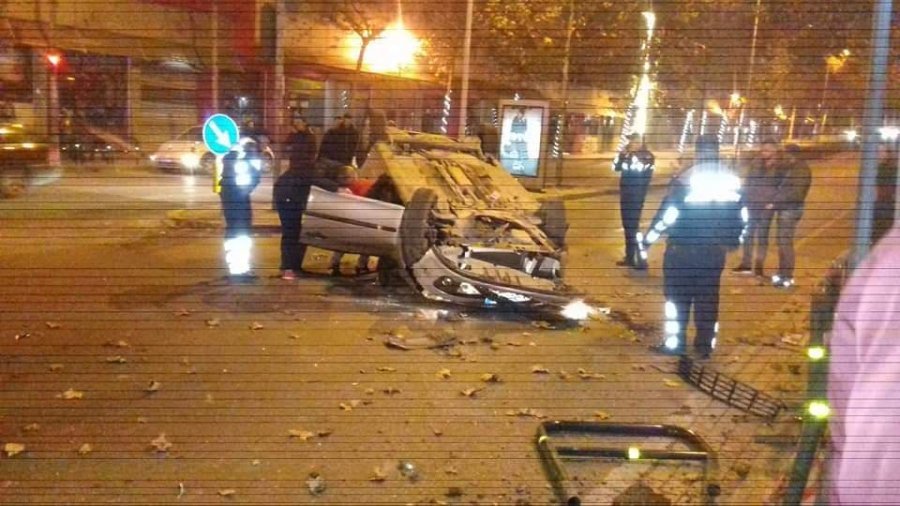 Përmbyset makina në mes të rrugës (FOTO)