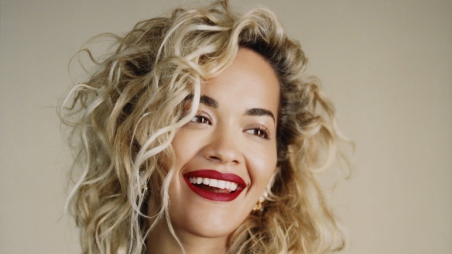 Rita Ora si ‘babagjyshe’ seksi (VIDEO)