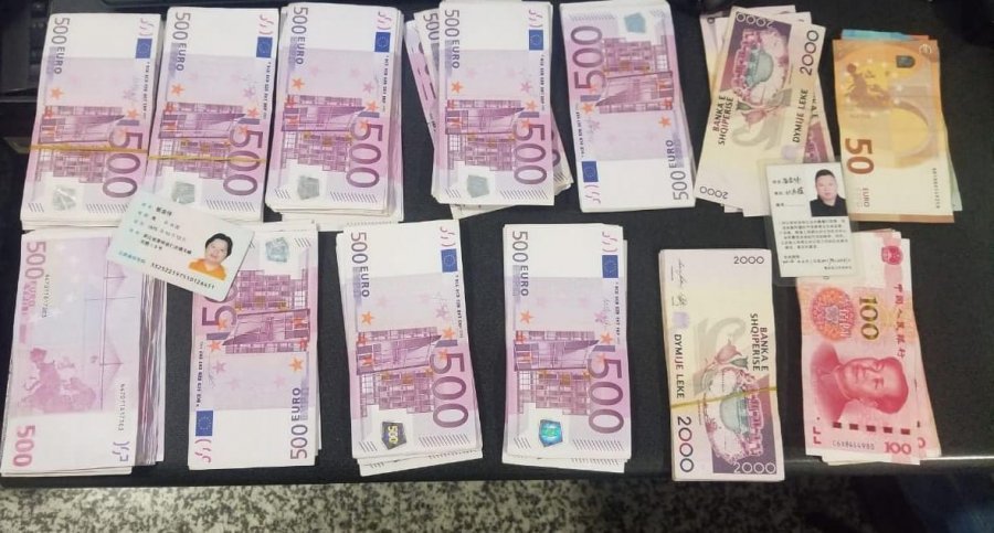 Sekuestrohet një sasi e madhe parash në Rinas (FOTO)