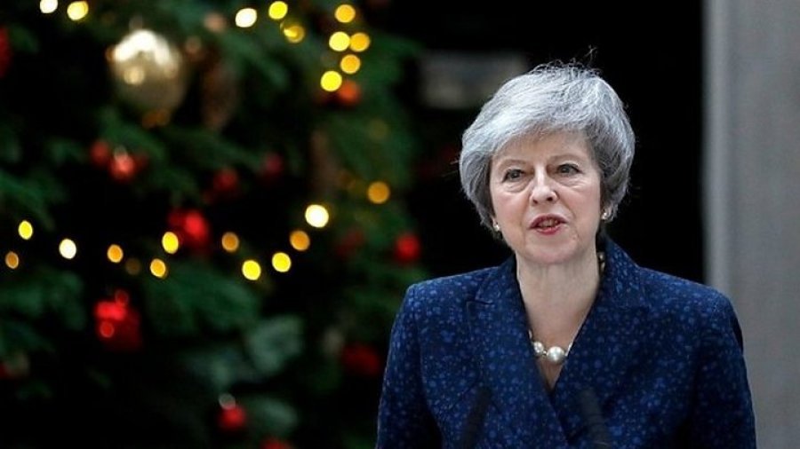 Theresa May i mbijeton votëbesimit