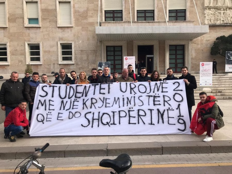 Rama konferencë për shtyp, studentët bëjnë urimin e veçantë