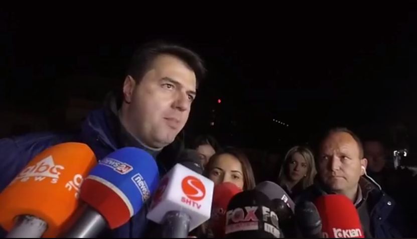 “Astiri” bllokon sërish rrugën, Basha i bashkohet: Arta Marku është futur poshtë tavolinës