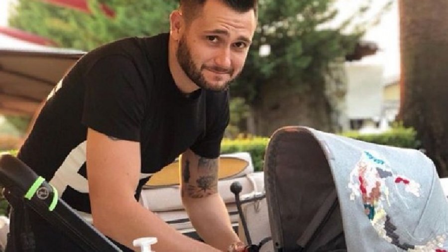 Besi flet për vështirësitë e prindërimit: Fle në cep të krevatit…