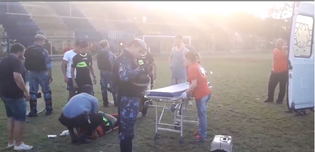 Bëri për spital arbitrin, arrestohet lojtari