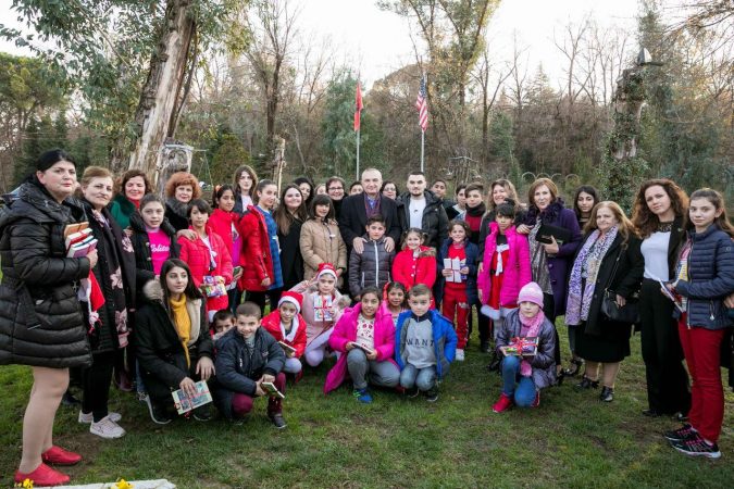 Presidenti Meta drekë festive me fëmijët e Fshatit SOS