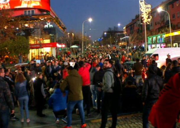 Qindra studentë drejt Kryeministrisë: Prindërit nesër do bojkotojnë punën!