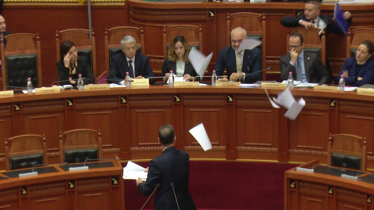 FOTOT/ Votoi vetëm për prezencën, cili është deputeti që shpëtoi mandatin