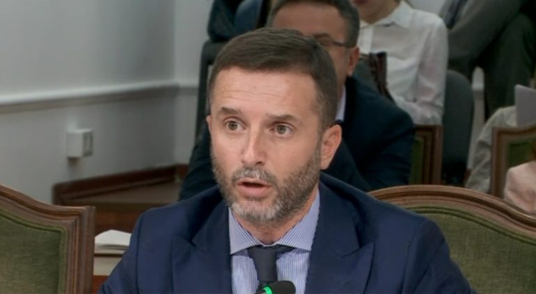 Erjon Braçe zv.kryeministër, rrjeti ‘shpërthen’ nga memet (FOTO & VIDEO)