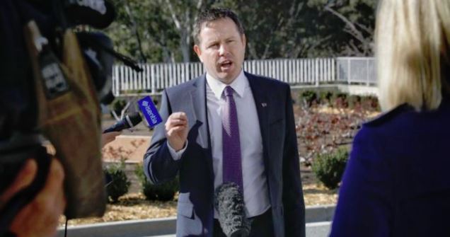 Ministri përdorte faqe të rreme për të ngacmuar femra