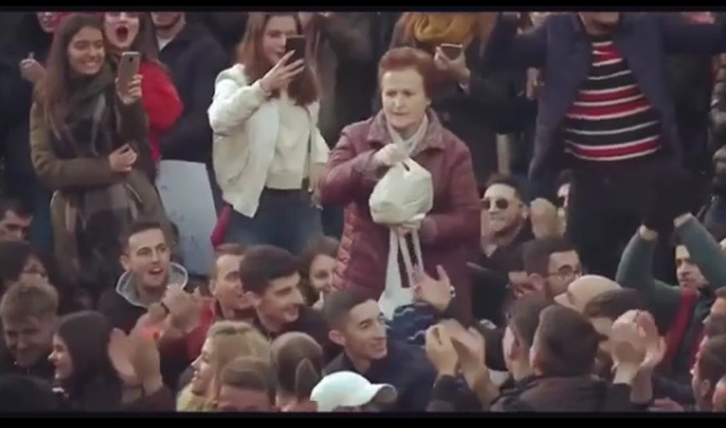 Studentët vijojnë protestën, qytetarja u shpërndan ushqim (VIDEO)