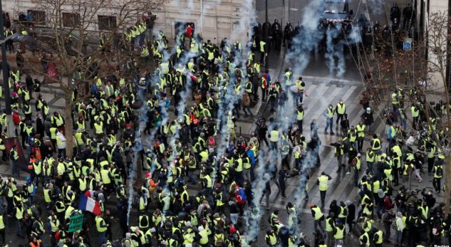 Policia përdor gaz lotsjellës në protestat në Paris
