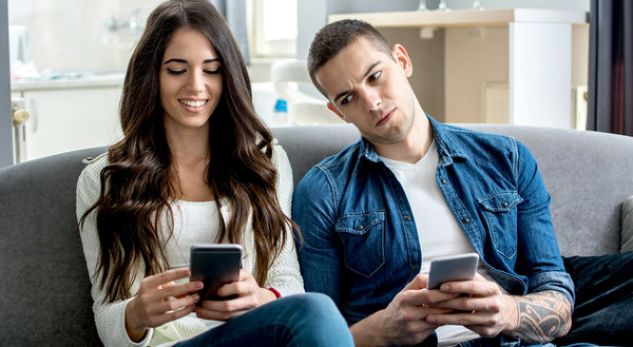 Çfarë i ndodh trurit kur partneri ju zë duke e tradhtuar?