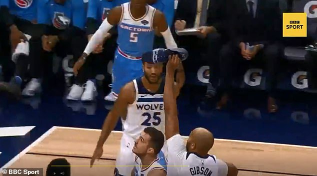 Çmenduri në NBA, lojtari luan me këpucë në dorë dhe bllokon sulmin e ekipit rival