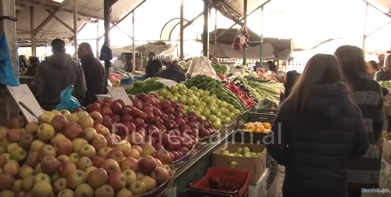 Festat e fundvitit sjellin rritjen e çmimeve të fruta-perimeve në Durrës (VIDEO)