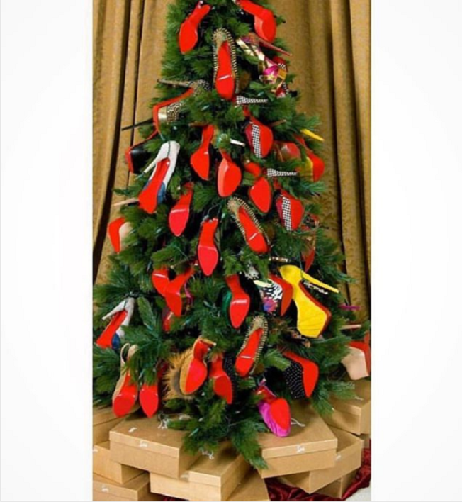 Reperi zbukuron pemën me këpucët e ish-të dashurës