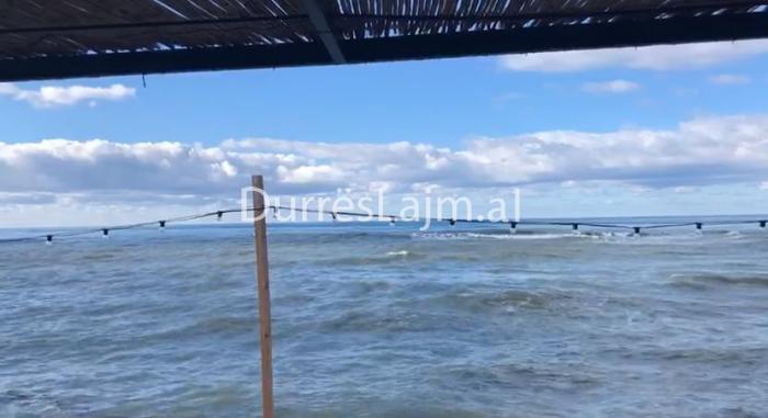 Përmirësohet moti në Durrës, tragetet vijnë në kohë, dalin peshkarexhat