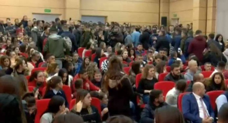 Dhjetëra studentë i ngrihen Ramës nga salla: S’ka dialog pa 8 pikat!